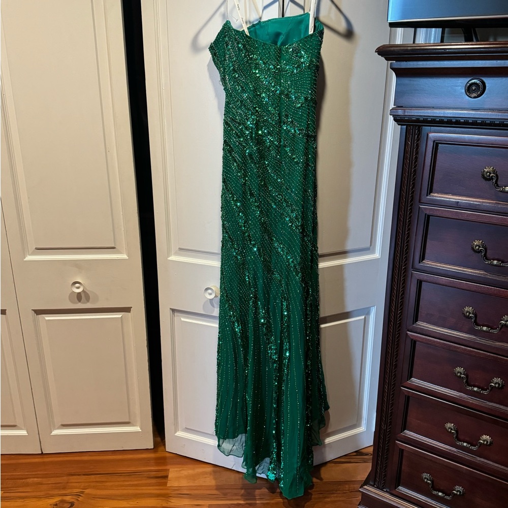 SOLD  Designs Dress Gorgeous Emerald Green size 10/fits M